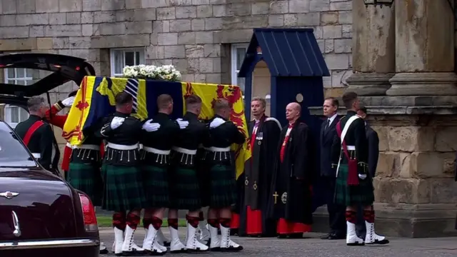 Naxashka Boqoradda oo caawa oolaya dhismaha Holyroodhouse