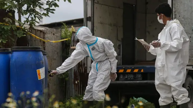 Dua anggota Tim Khusus Pelaksana mengukur tingkat paparan radiasi terhadap temuan yang tercemar Cesium-137 (Cs-137) saat dekontaminasi di Kawasan Industri Modern Cikande.