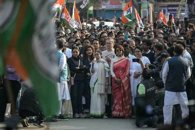 কয়েক হাজার নেতা-কর্মীর সঙ্গে মিছিলে মমতা ব্যানার্জী - শুক্রবার বিকেলে