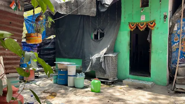 पाणी संकटाचा सामना करण्यासाठी मुंबई महानगरपालिकेने पाणी कपातीसह काही निर्बंध लागू केले आहेत.