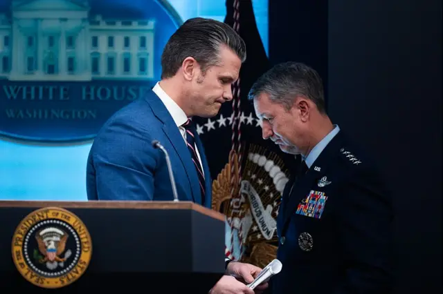 امریکی وزیر دفاع پیٹ ہیگسیتھ اور چیئرمین جوائنٹ چیفس آف سٹاف ڈین کین