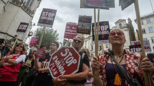Masu zanga-zanga a bakin babbar kotun Birtaniyaurt in London