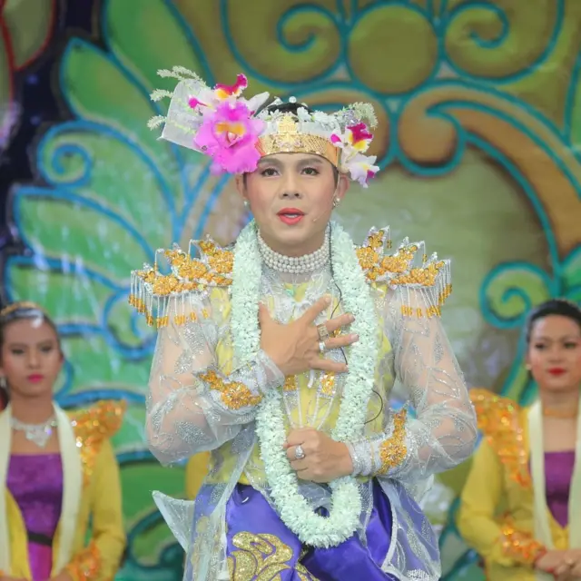 '' ကိုဖိုးချစ်ရဲ့ ‌ဘေးမှာ အမြဲရှိတဲ့ လူယုံလိုအစ်ကိုရယ်။ နောက် ကိုသျှန်ထွဏ်းကျတော့ သူ့ညီမနဲ့ အတူဖမ်းခံရတယ်လို့ သိရတယ်။ စုစုပေါင်း ၄ယောက်လို့ကြားရပါတယ်။ ကို