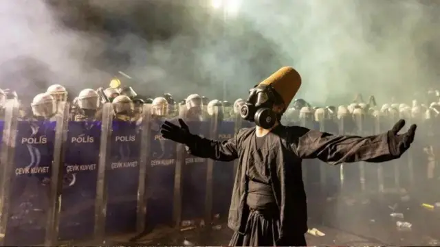 Протестувальник танцює перед турецькими спецпризначенцями місцевий ритуальний танець дервішів