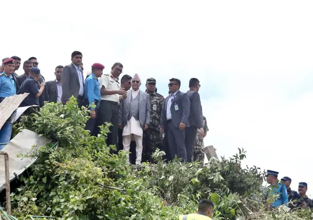 सौर्य एअरलाइन्सको विमान दुर्घटनास्थल निरीक्षण गर्दै प्रधानमन्त्री केपी शर्मा ओली 