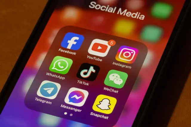 Celular com ícones de redes sociais