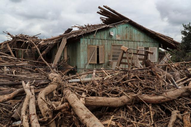 Casa de madeira destruída