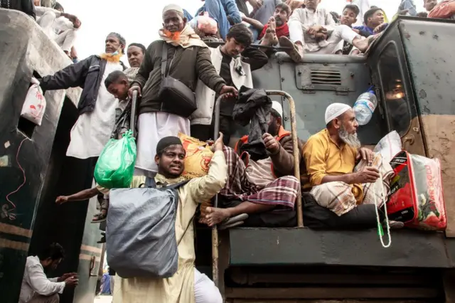 Musulmai na komawa gida a cikin jirgin ƙasa mai cunkoso bayan kammala addu'ar ƙarshe ta Bishwa Ijtema a Tongi, kusa da Dhaka a Bangladesh.