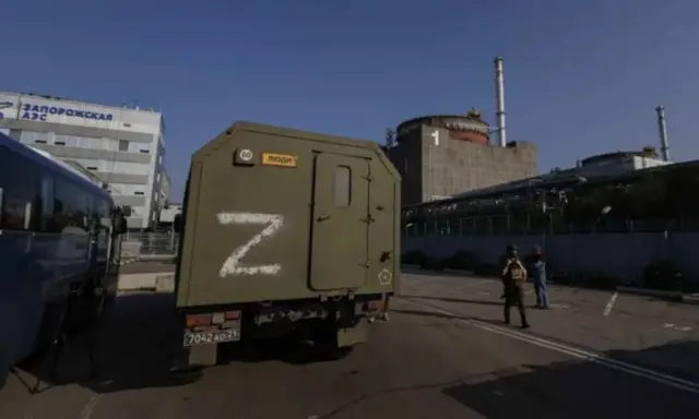 Російська зелена військова вантажівка на ЗАЕС