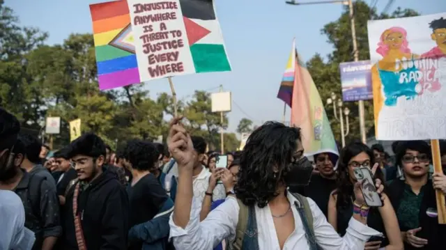 ట్రాన్స్ జెండర్ల ప్రదర్శన