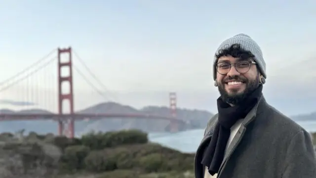 Mavigson Silva con el puente de San Francisco detrás.