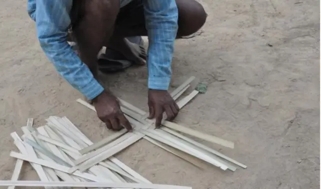 हायू समुदायका व्यक्ति बाँसका सामान बनाउँदै