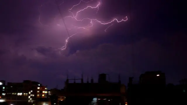 ১৯ এপ্রিল, ২০২০ তারিখে বাংলাদেশে ঝড়ের সময় ঢাকা শহরের আকাশে বিদ্যুৎ চমকাচ্ছে