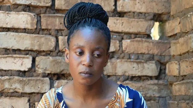 Une image de la tête et des épaules de Siji Mbugi. Elle regarde vers le bas vers le bas à droite de l’image.