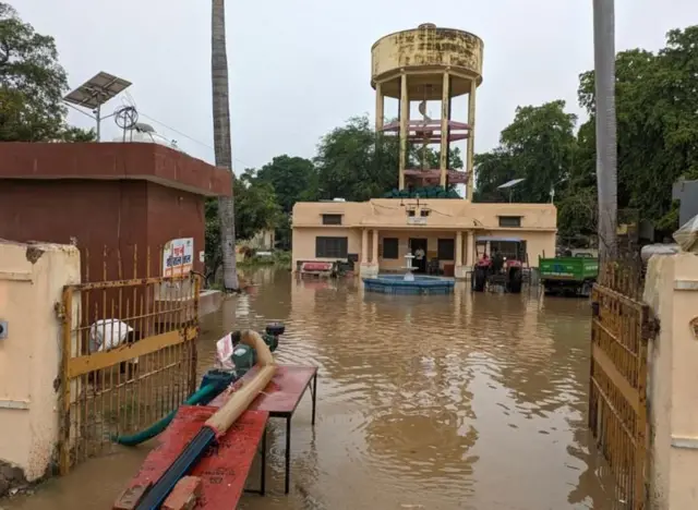 அயோத்தி: கோடிக்கணக்கில் செலவிட்டு நடந்த கட்டுமானப் பணிகள் முதல் மழைக்கு சேதமடைந்த பின்னணி 