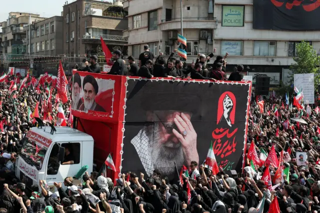 حشود المشيعين تتجمع في طهران، إيران، يوم 6 يوليو/تموز 2026، في موكب جنازة المرشد الأعلى الإيراني الراحل آية الله علي خامنئي، الذي اغتيل في 28 فبراير/شباط في غارات جوية إسرائيلية وأمريكية.