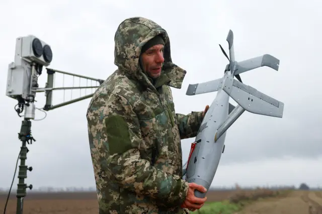 Український військовий тримає дрон-перехоплювач MEROPS