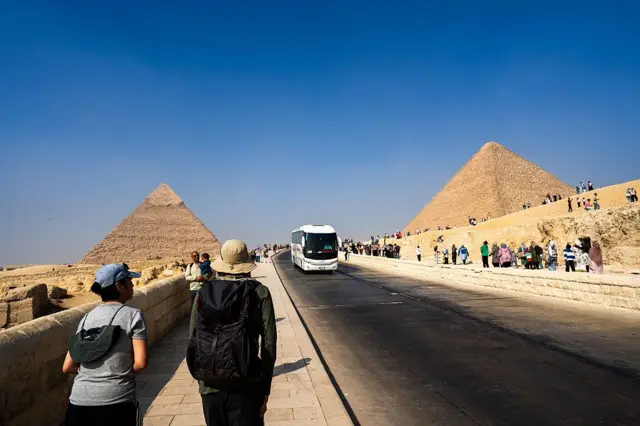 Des touristes en Egypte se dirigeant vers les pyramides