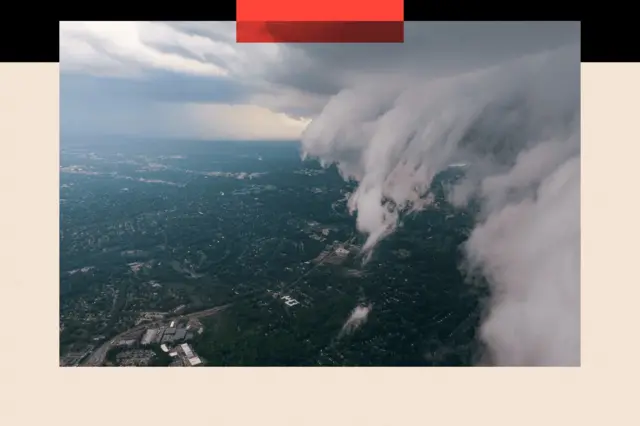 د پاکې هوا توپان هم ډېر ژر راپورته کېدای شي. دا هم د (غیر منظمې) یا ګډې وډې هوا له امله رامنځته کېږي. دا ګړندی باد دی چې شاوخوا شپږ میله لوړه فضا کې ګرځي.