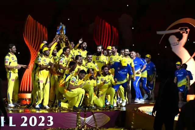 தோனி கரங்களில் 5-வது முறையாக கோப்பை