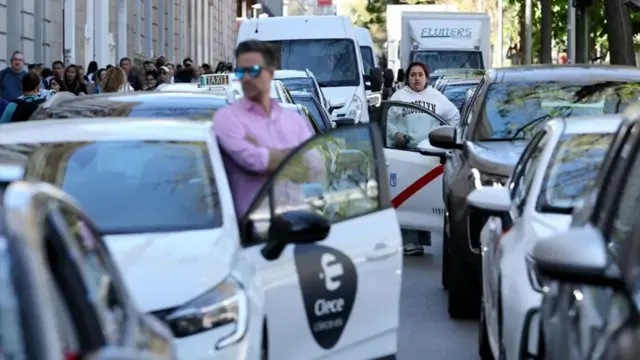 Akibat lampu lalu lintas yang mati, kekacauan terlihat di kota-kota besar, termasuk Madrid, karena kendaraan dan pejalan kaki berusaha melewati jalan raya.