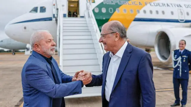 Lula cumprimenta Alckmin na frente de avião