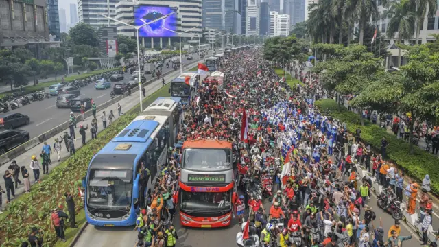 Pesepak bola Timnas Indonesia U-22 bersama ofisial dan pengurus PSSI berada di atas bus dalam arak-arakan Kira87uara Kontingen SEA Games 2023
