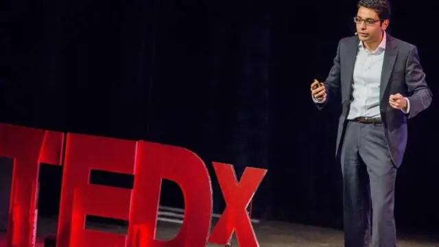 أحد المتحدثين على مسرح TED