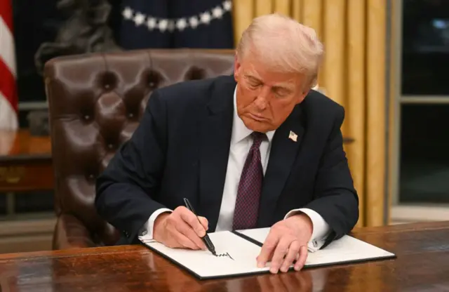 El presidente de Estados Unidos, Donald Trump, firma una órden ejecutiva en el Despacho Oval de la Casa Blanca, en Washington, Estados Unidos, el 20 de enero de 2025. (Foto: JIM WATSON/POOL/AFP vía Getty Images)