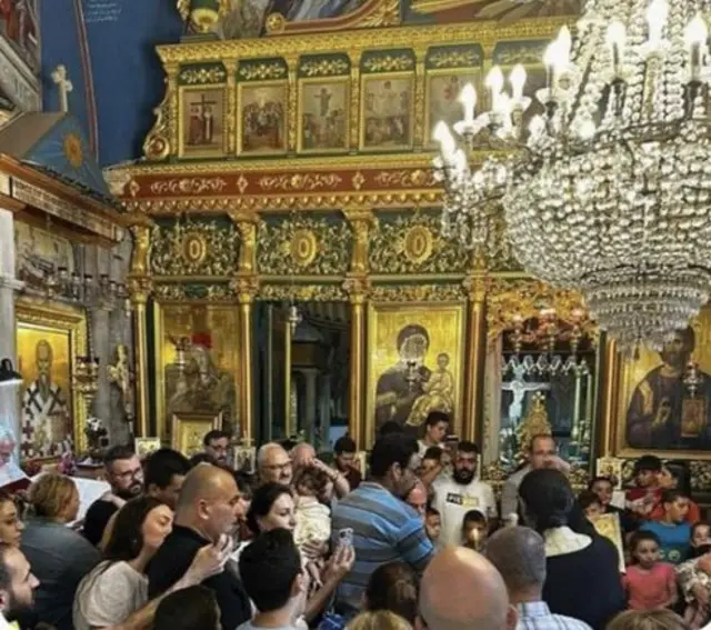 تداولت صور على وسائل التواصل الاجتماعي مشاهد لتعميد جماعي للأطفال الذين لم يُعَمَّدوا بعد في قطاع غزة