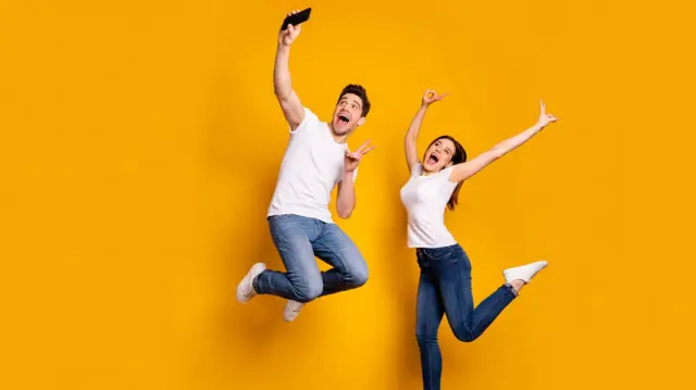 पुण्यात इमारतीवर लोंबकळणाऱ्या मुलांचा व्हीडिओ बघितला? 'असे' रील्स बनवणाऱ्यांना काय वाटतं? 