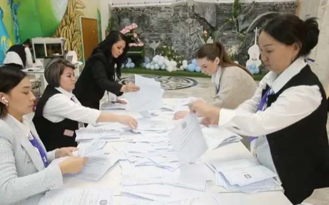 Албатта кўзга кўринган лавозимдаги қариндошлари бор, аммо уларни Назарбоев давридаги таниш-блишичилик ва уруғчиликка тенглаб бўлмайди, шунинг учун том маънода Тоқаев учун потенциал можаро олди олинади.