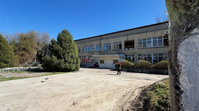 Бир кезде 200 кишини иш менен камсыздаган кийим тигүү фабрикасы азыр бош турат