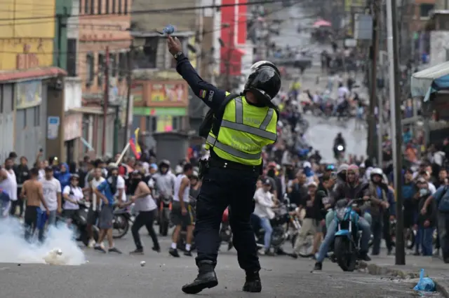 Un policía reprimiendo a una manifestación