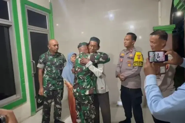Heri dan Ikhwan menemui Suderajat (49), pedagang es gabus yang dituduh pakai spons, untuk meminta maaf, Bojonggede, Kabupaten Bogor, Selasa (27/1/2026).