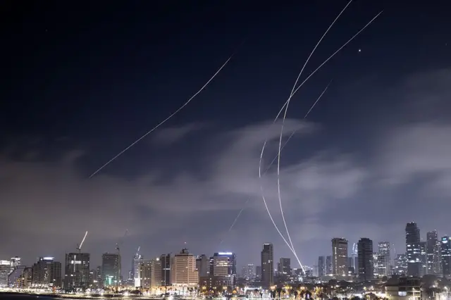 Misiles siendo interceptados sobre el cielo de Israel.