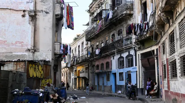 Вид улицы в Гаване с горами мусора и бельем на балконах