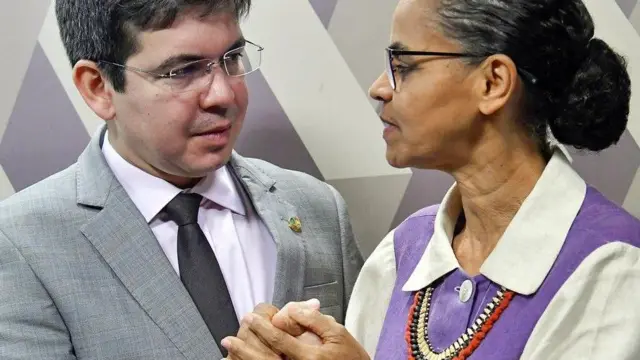 O senador Randolfe Rodrigues e a ministra do Meio Ambiente, Marina Silva,bet365 pokermãos dadas