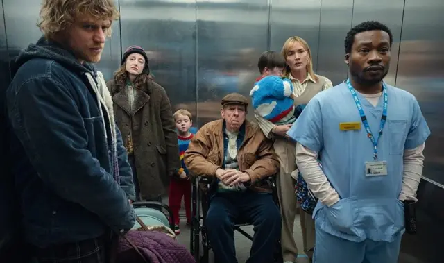 Des acteurs dans un ascenseur