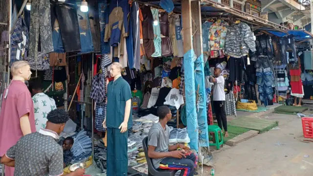 Ndị gbapere ụlọ ahịa ha n'ọgbọ ndị na-ere uwe n'ahịa Ọnịcha Main Market n'ụbọchị Mọnde 9 Febụwarị 2026.