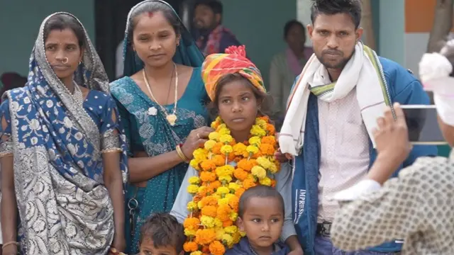 सुशीलाच्या गळ्यात सतत कोणी ना कोणी येऊन हार घालतंय 