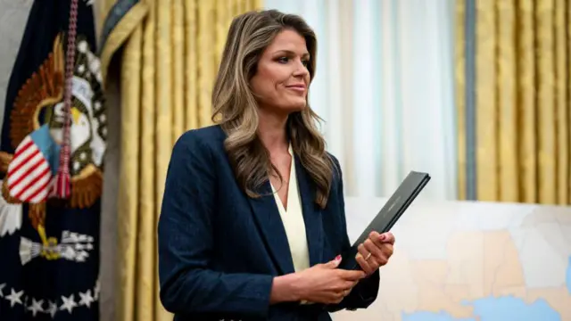 Халлиган в Овальном кабинете, держит в руках черную папку.