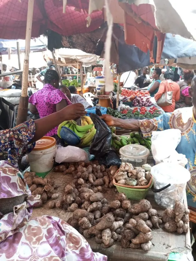 Ebe ndị mmadụ na-azụ ahịa