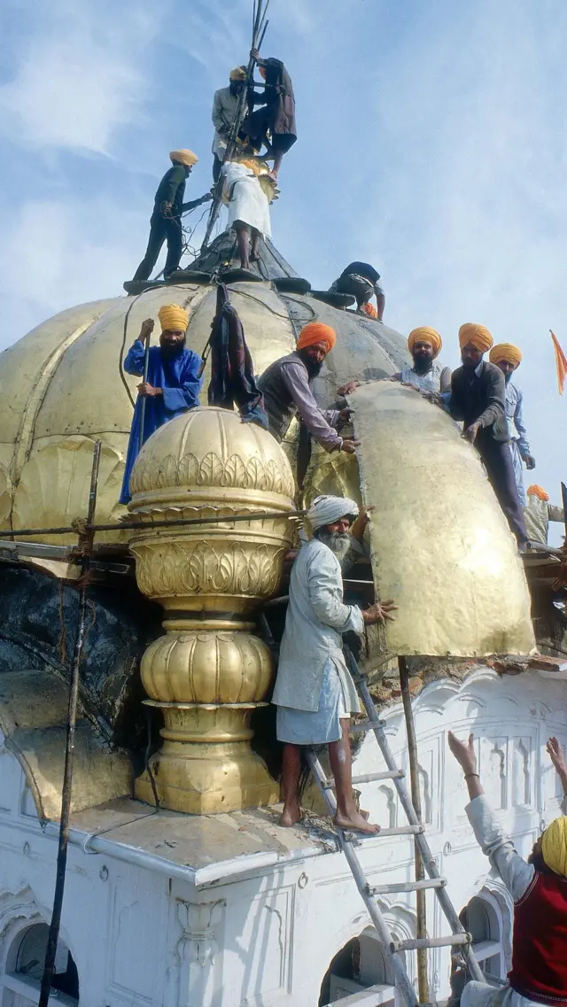 অকাল তখতের মিনারে নিশান টাঙাচ্ছেন ভিন্দ্রানওয়ালের সমর্থকরা