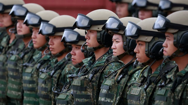 Tajwańscy żołnierze słuchają przemówienia 