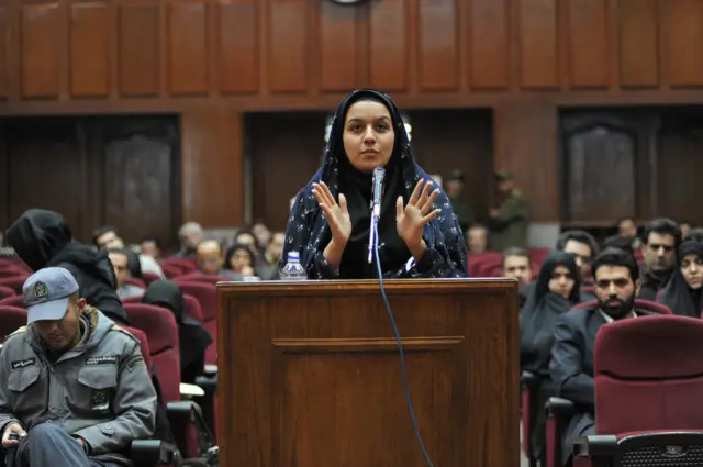 فیلم مستند «هفت زمستان در تهران» ساخته اشتفی نیدرزل، داستان دستگیری و زندان و اعدام ریحانه جباری را از خلال نامههای او روایت میکند