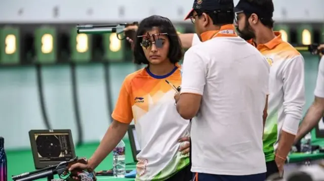 कोच जसपाल राणा (मध्य) के साथ मनु भाकर (बाएं), 2018