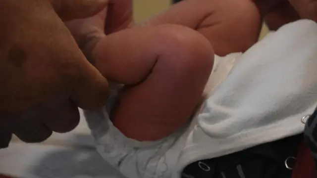 ዳይፐር ያደረገ ጨቅላ ሕጸን