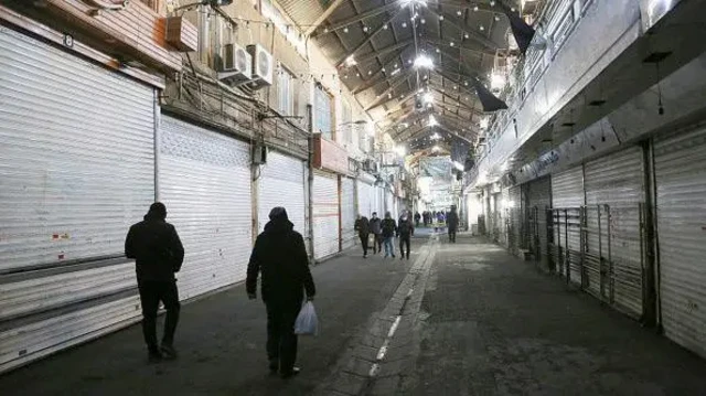 Pemilik toko menutup bisnis mereka selama protes terhadap kenaikan harga dan ketidakstabilan pasar yang didorong oleh kenaikan nilai tukar mata uang asing yang cepat, dengan perdagangan dolar AS di sekitar 140.000 toman, di Teheran, Iran, pada 31 Desember 2025.
