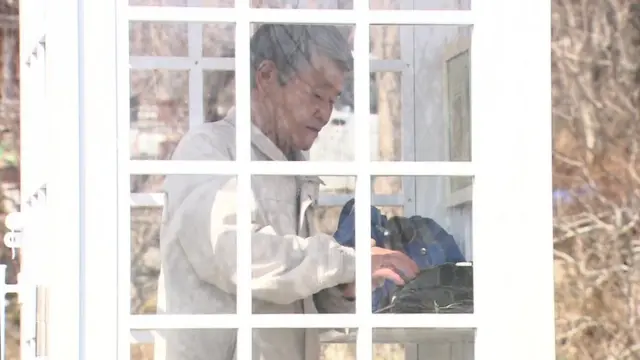 Hombre hablando por teléfono del viento